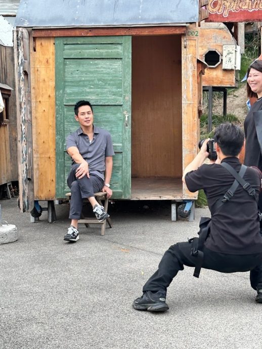 郑嘉颖成都亲子游放闪 陈凯琳美腿抢镜　