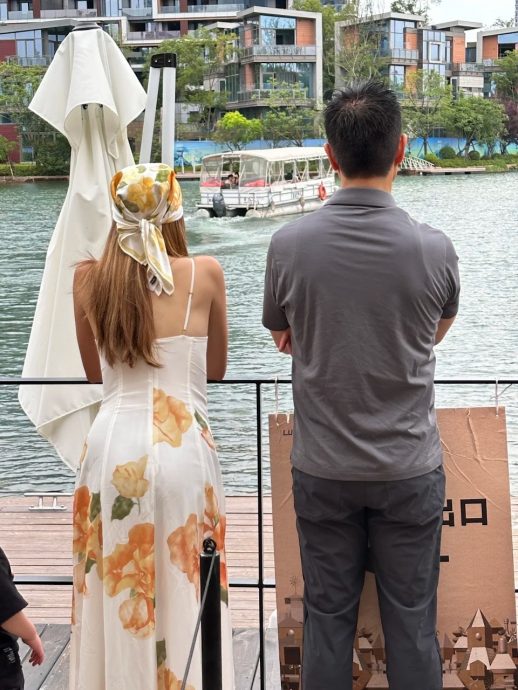 郑嘉颖成都亲子游放闪 陈凯琳美腿抢镜　