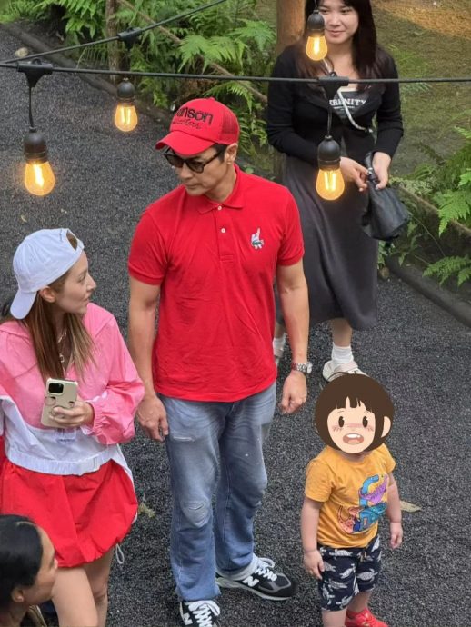 郑嘉颖成都亲子游放闪 陈凯琳美腿抢镜　