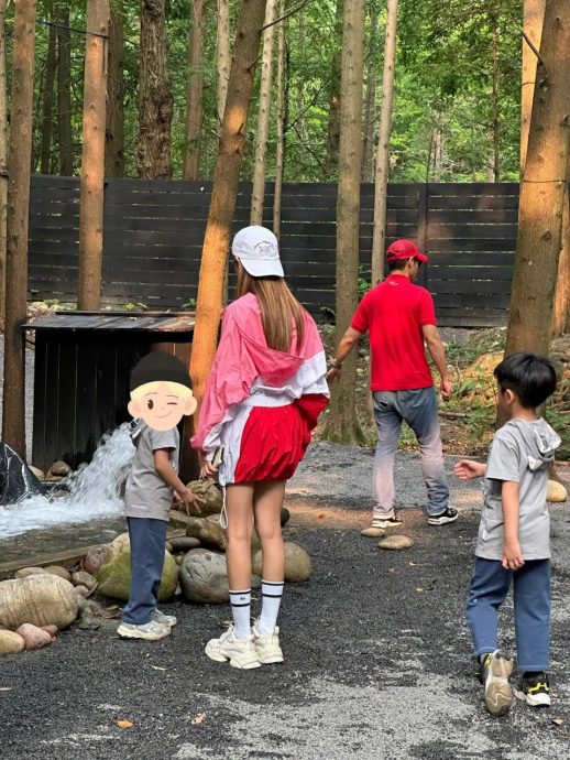 郑嘉颖成都亲子游放闪 陈凯琳美腿抢镜　