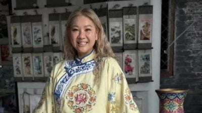 郑欣宜北京现身穿龙袍复出当补位《歌手2025》