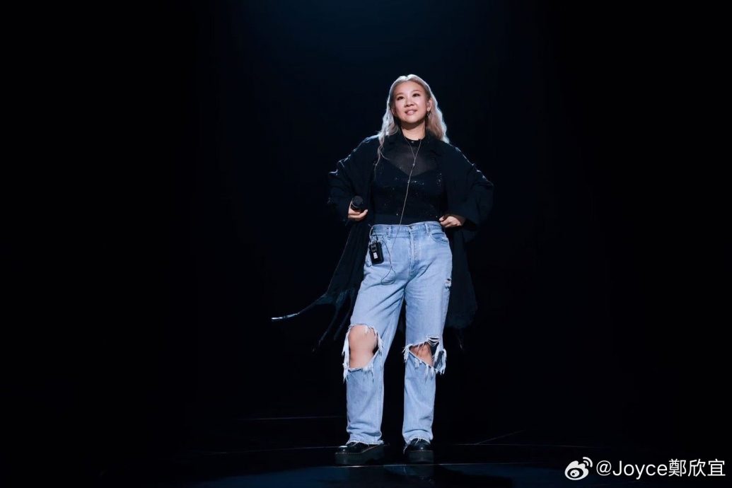 郑欣宜因伤退赛《歌手》首发声 引用母亲金句：哭也要面对，我会回来的！