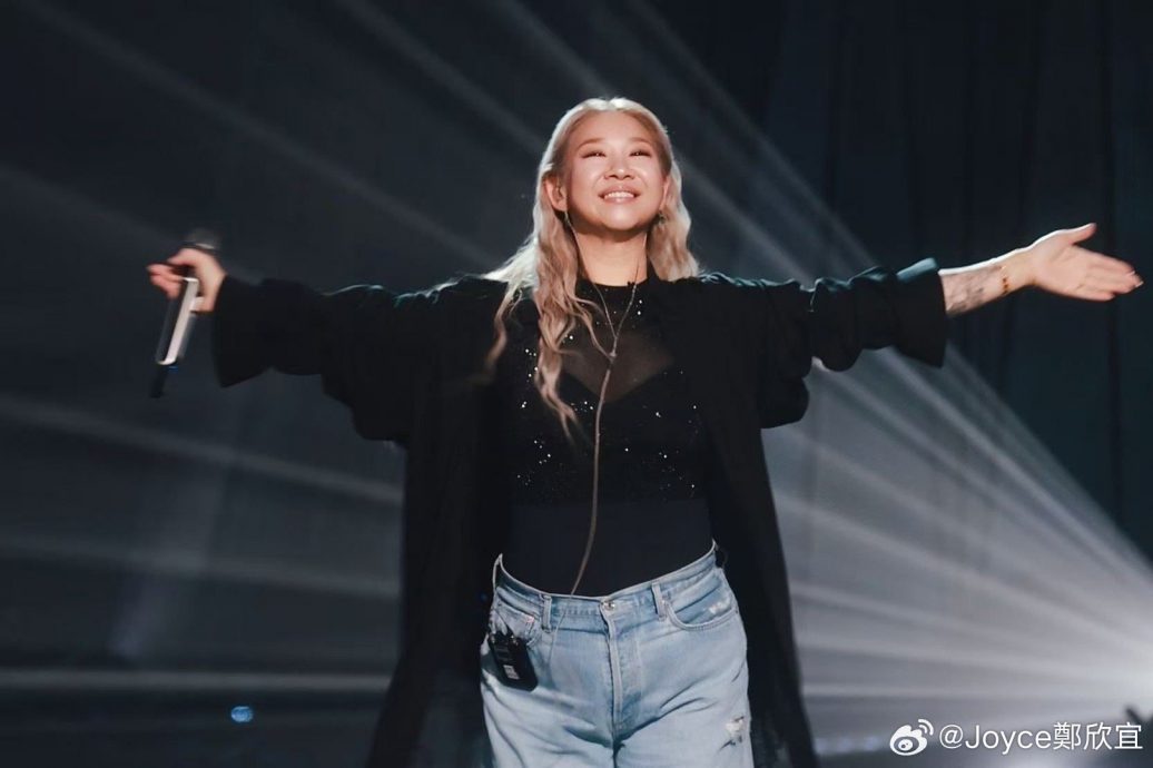 郑欣宜因伤退赛《歌手》首发声 引用母亲金句：哭也要面对，我会回来的！