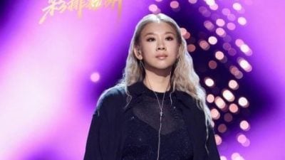 郑欣宜遭灯光设备砸伤退赛《歌手》　网怒轰节目组草率
