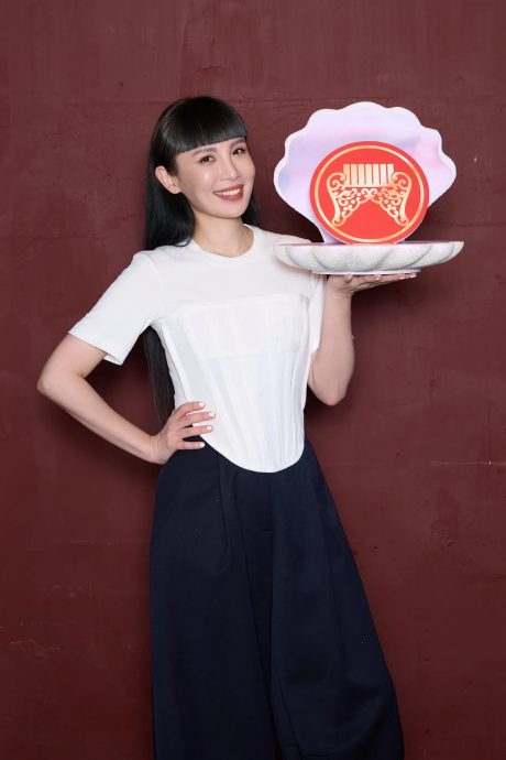 金曲奖 |唱《十分钟的恋爱》缅怀大S 魏如萱唱两句就哽咽