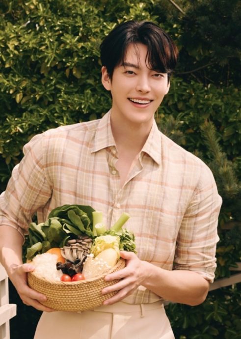 金秀贤卷丑闻丢代言 换金宇彬灿笑拿菜盘