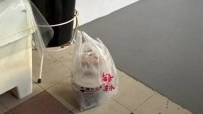 门口挂着一包可疑食物 屋主称没订外卖报警