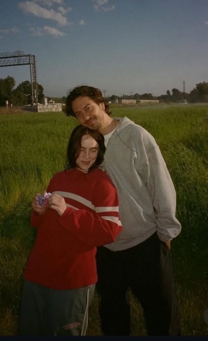 阳台亲密接吻被偷拍 比莉艾莉丝认爱30岁男星