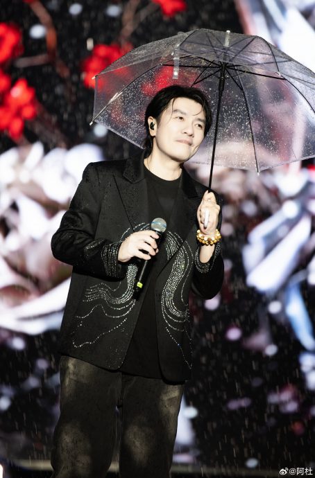 阿杜丁母忧 借《雨衣》悲诉心声