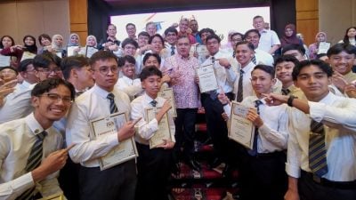 陆兆福勉励年轻人：最宝贵资产非手机或汽车 是知识