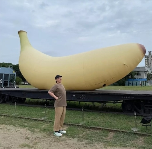 陈奕迅高雄“指挥”交通 交警笑回：欢迎来兼职