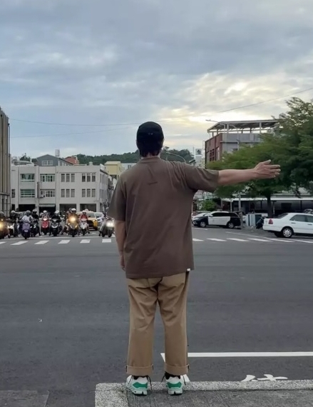 陈奕迅高雄“指挥”交通 交警笑回：欢迎来兼职