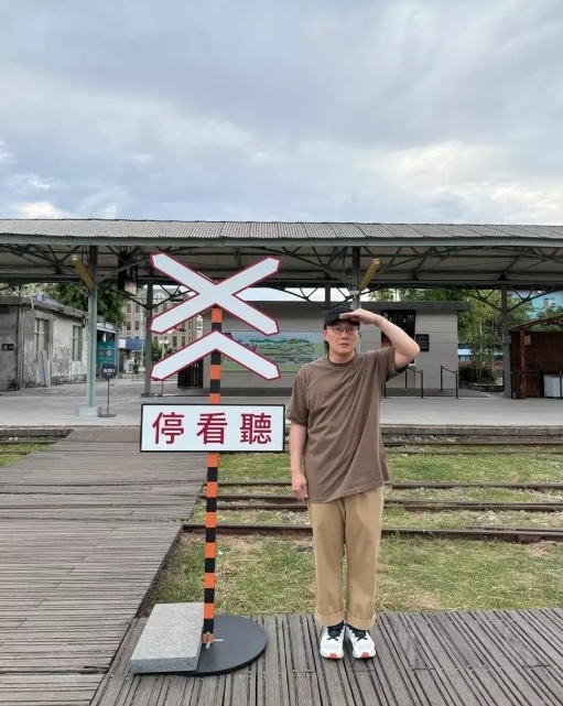 陈奕迅高雄“指挥”交通 交警笑回：欢迎来兼职