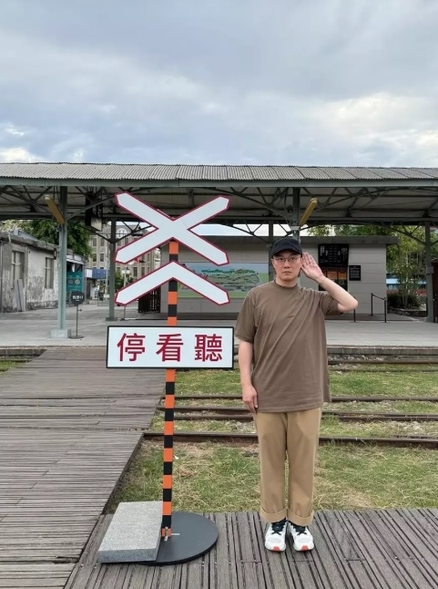 陈奕迅高雄“指挥”交通 交警笑回：欢迎来兼职