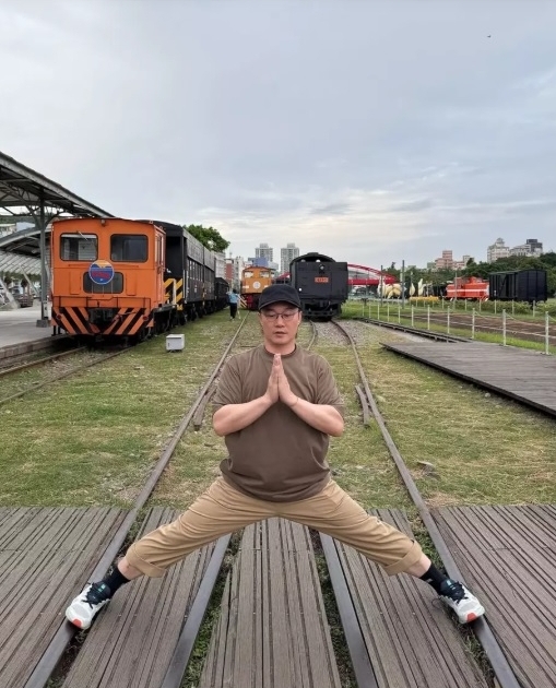 陈奕迅高雄“指挥”交通 交警笑回：欢迎来兼职