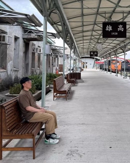 陈奕迅高雄“指挥”交通 交警笑回：欢迎来兼职