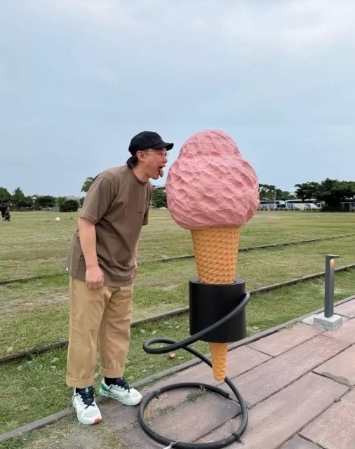 陈奕迅高雄“指挥”交通 交警笑回：欢迎来兼职