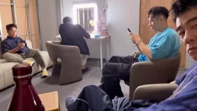 陈小春晒自拍出卖张智霖 疑踩《披荆斩棘5》禁忌