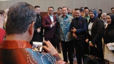 有如另类粉丝见面会 陈志远出席签约被围堵拍照