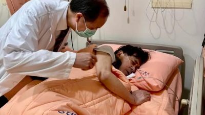 台湾前总统发侧卧憔悴病床照　连续血便胃镜切除8颗瘜肉