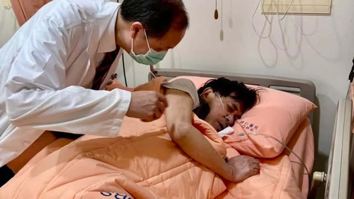 陈水扁发侧卧憔悴病床照 连续血便胃镜切除8颗瘜肉