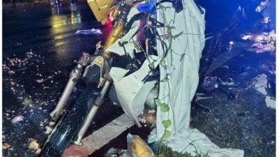 雨夜失控 车撞2摩托 骑士双双丧命