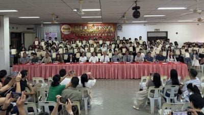 霹华人五金公会颁奖励金  1.48万奖助学金 97人受惠