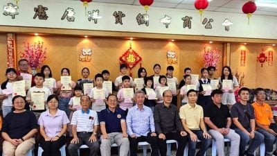 霹唐洋货绸布商公会   颁奖励金23学生受惠