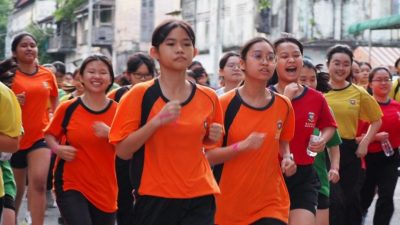 【校园报道】金宝培元华中越野赛  分组比拼 竞跑激烈