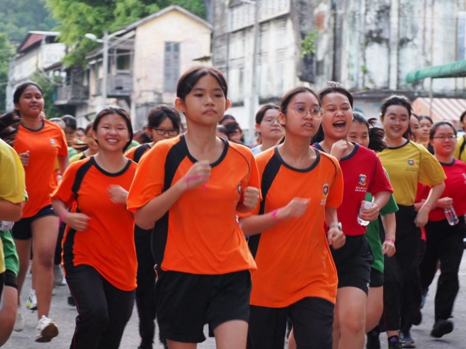 霹:备稿/学海学记/金宝培元华中5公里越野赛跑 力取优异表现
