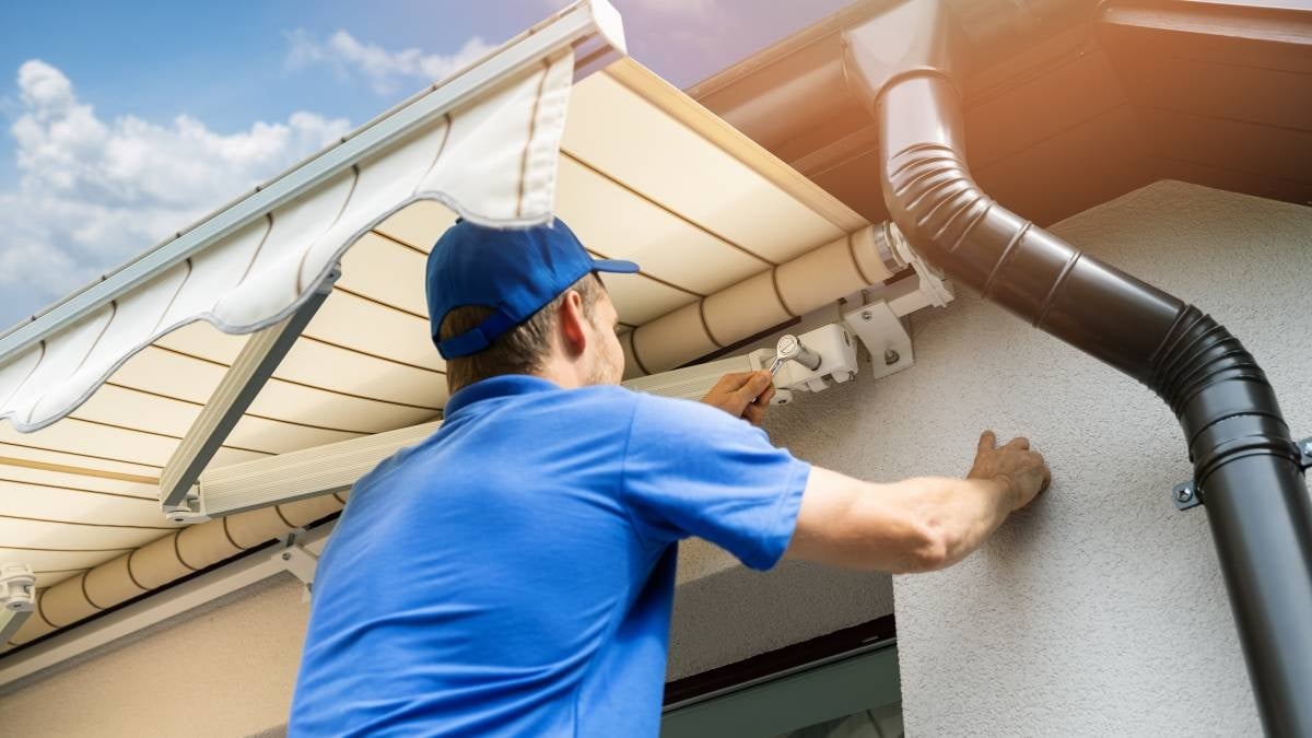 靠屋檐安装工程月入过万？ 孟籍移工掀“灰色盈利”争议