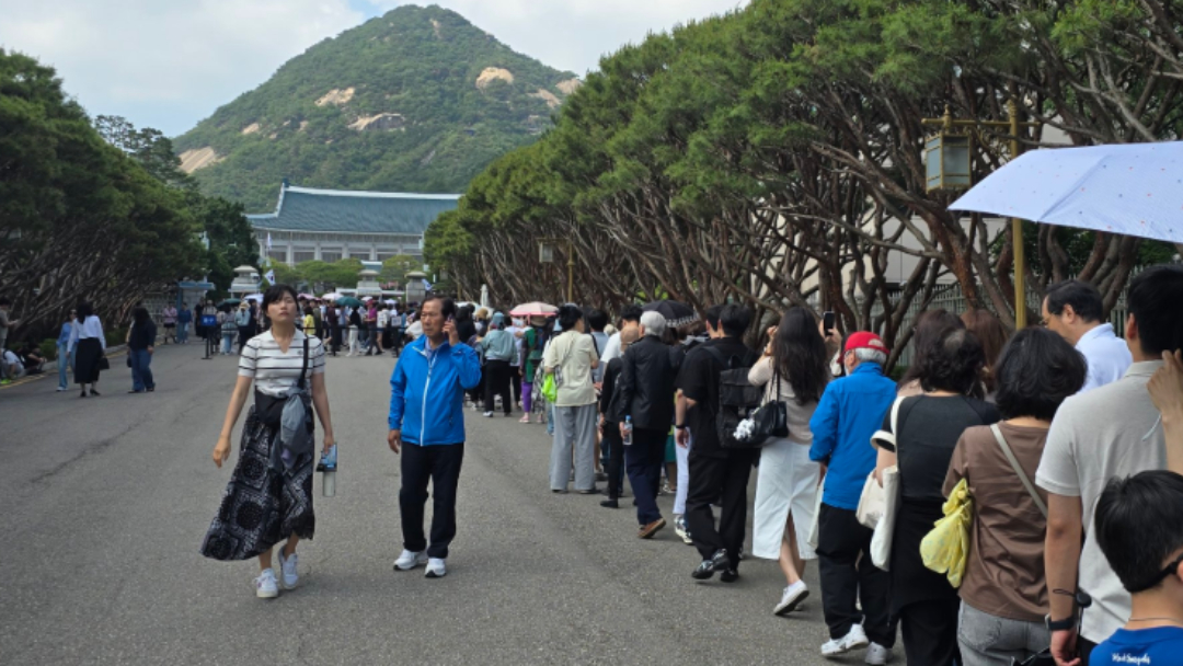 韩国总统大选当天 青瓦台挤满游客“可能是最后参观机会了”