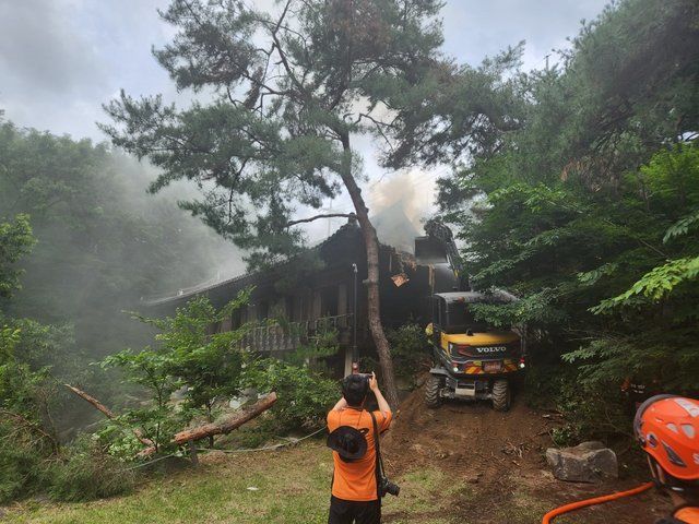 韩国首尔名胜古迹“不明原因”起火自燃　消防队破坏屋顶灭火