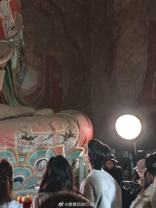 韩雪古塔前疑违规打强光拍照  网嘲“又要抬出红军爷爷了”