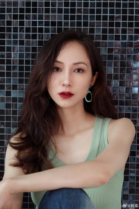 韩雪古塔前疑违规打强光拍照  网嘲“又要抬出红军爷爷了”