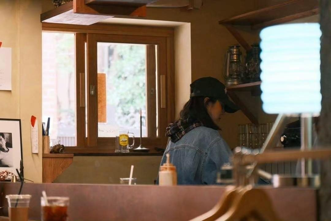 韩韶禧突袭咖啡厅打工 网评：最热衷体验生活的演员