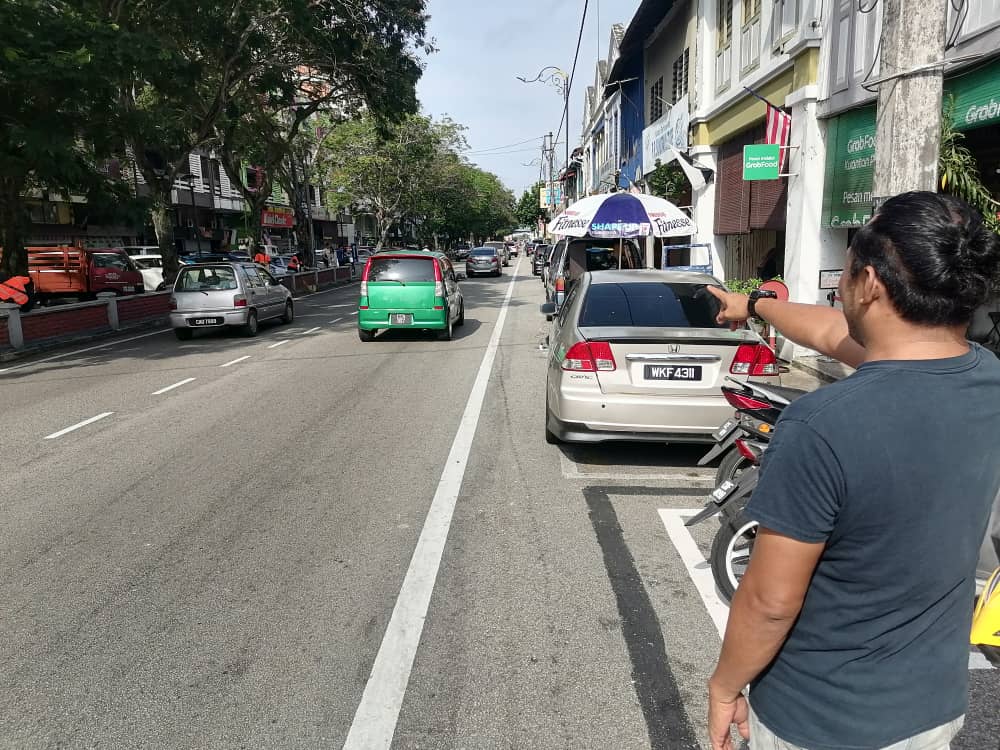 顺应商家要求,关丹大街巴刹路重新开放通车。