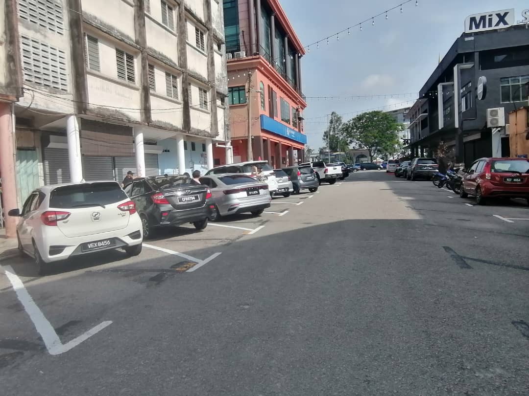 顺应商家要求，关丹大街巴刹路重新开放通车。