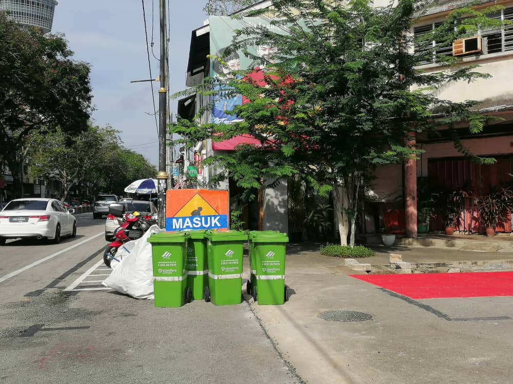 顺应商家要求，关丹大街巴刹路重新开放通车。