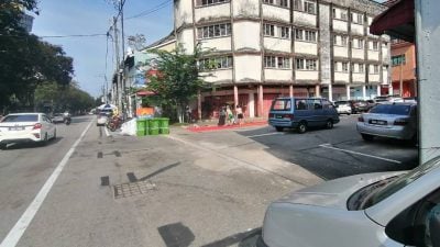 顺应商家要求 关丹大街巴刹路重新开放通车
