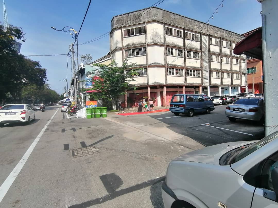 顺应商家要求,关丹大街巴刹路重新开放通车。