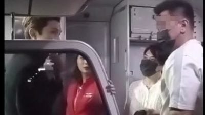 飞机跳电两次乘客恐慌 “机舱如蒸笼半小时全身汗”