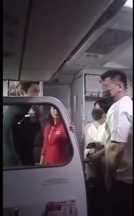 飞机跳电两次乘客恐慌 “机舱如蒸笼半小时全身汗”