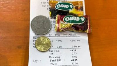 餐馆零钱不够用糖果找零 食客：还欠我5分钱