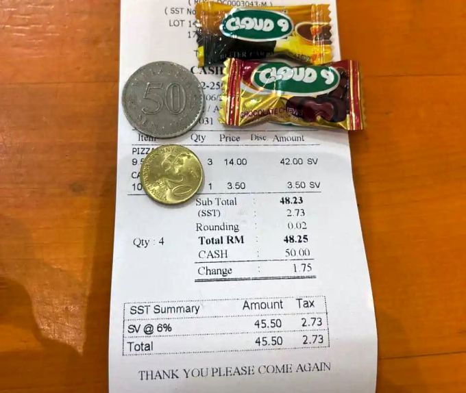 餐馆零钱不够用2颗糖抵消 女子：还差5分钱未找