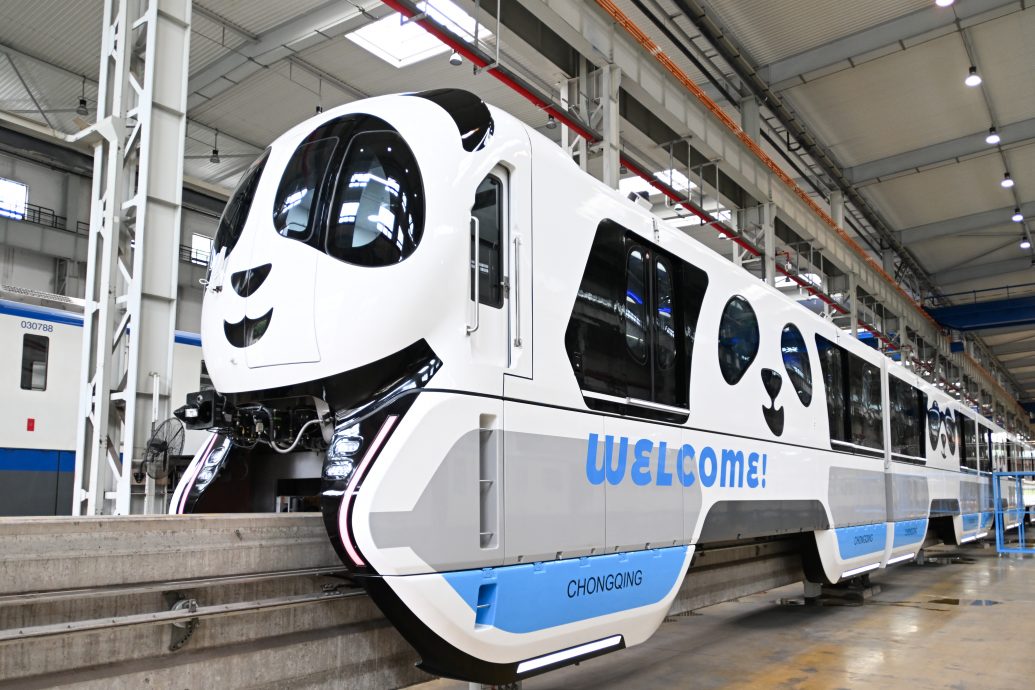 首列熊猫主题单轨列车重庆亮相　“黑白列车”抢镜