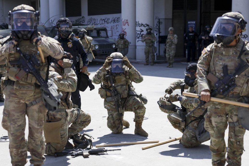 首批300国民警卫队员进驻洛杉矶 与示威者冲突