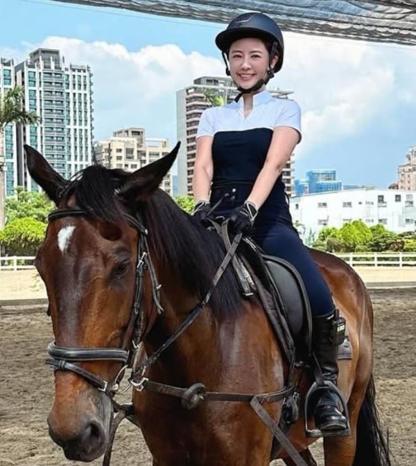 马儿突失控爆冲 赖薇如被甩飞重摔