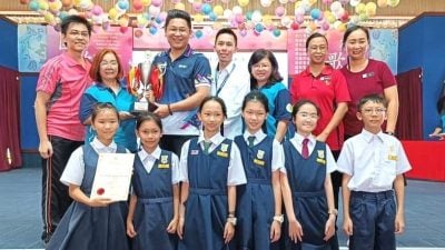 马登巴冷慕亚林县教师公会   菁华小学夺演讲笔试赛总冠
