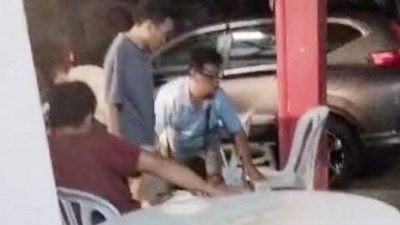 骑士打包早餐 未熄引擎摩托冲走廊 撞伤2顾客